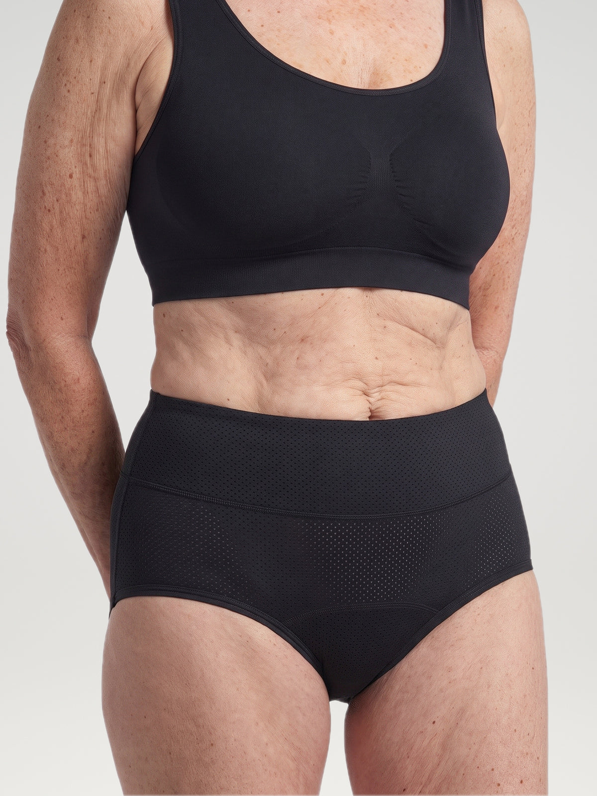 Huggster Brief zwart, detail van de brede tailleband