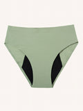 Menstruatie ondergoed groen, losse high waist brief in vooraanzicht tegen een lichte achtergrond