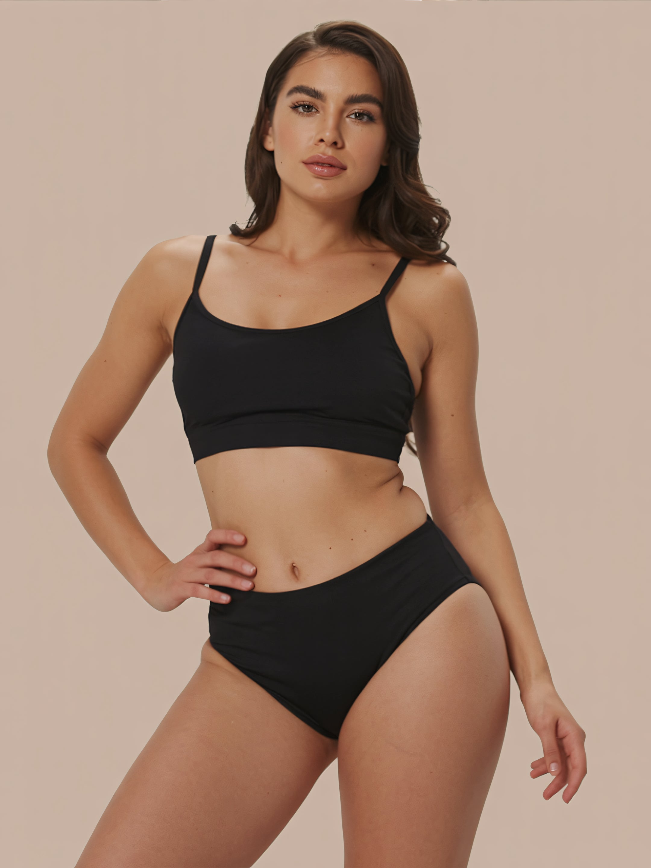 Menstruatie ondergoed zwart, high waist brief gedragen in volledig vooraanzicht
