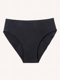 Menstruatie ondergoed zwart, losse high waist brief in vooraanzicht tegen een lichte achtergrond
