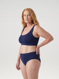 High Waist Brief blauw, driekwart aanzicht aan model