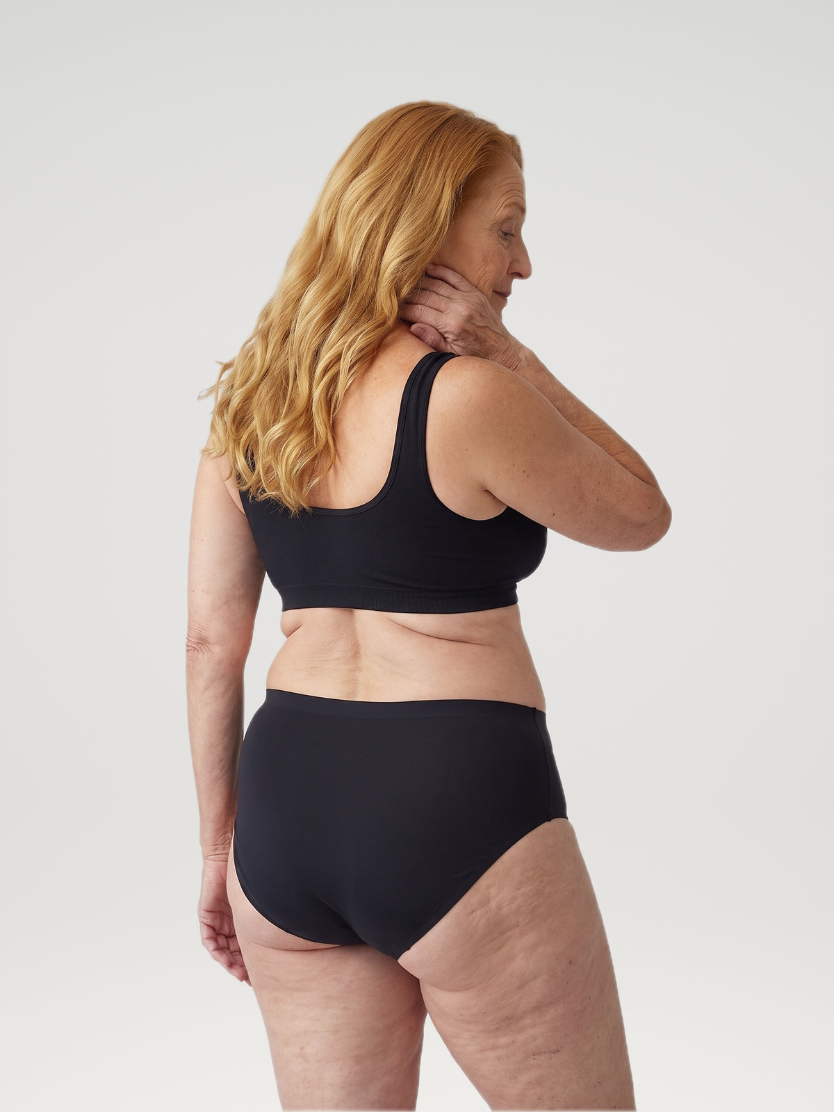 High Waist Brief zwart, achteraanzicht aan model